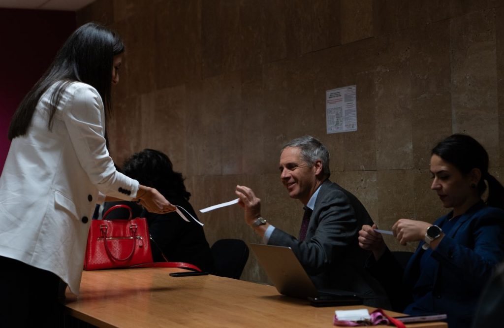 US Embassy Grants Officer Richard Pinkham Attends English for Journalists Class featured image