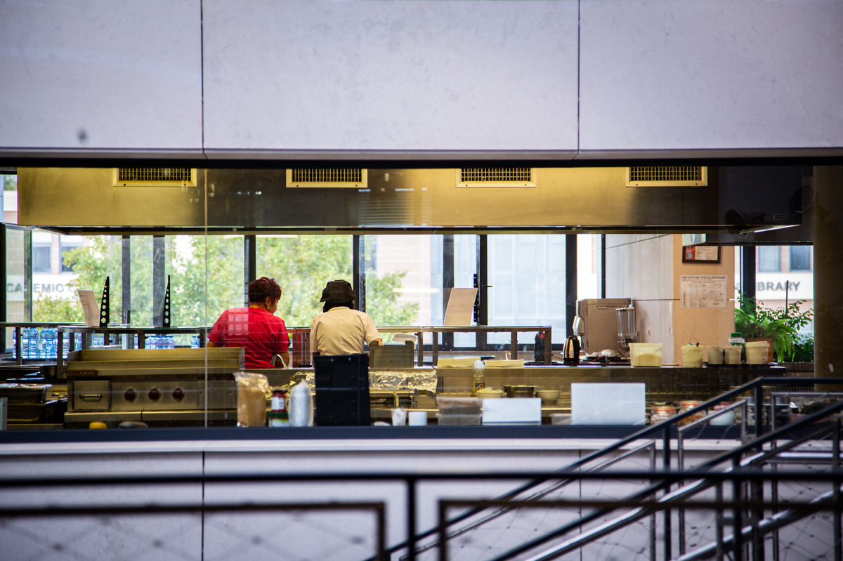 Students eating healthy at university to prepare for a successful new semester at university